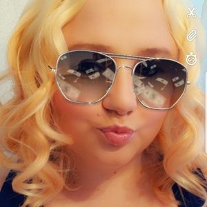 Meet your Posher, Janeil